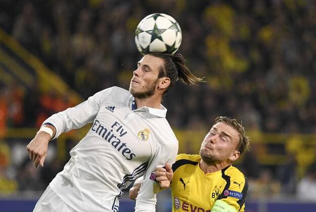 Signal-Iduna Arena Dortmund, 27.9.2016, Champions League Saison 2016 17, Vorrunde, 2. Spieltag - Borussia Dortmund (BVB) vs. Real Madrid --- Gareth Bale (Madrid), Marcel Schmelzer (BVB)