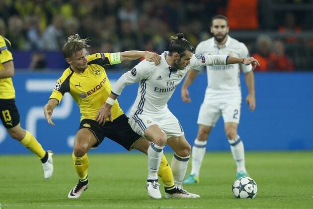 (L-R) Marcel Schmelzer of Borussia Dortmund, Gareth Bale of Real Madrid, Daniel Carvajal of Real Madrid during the UEFA Champions League group F match between Borussia Dortmund and Real Madrid on September 27, 2016 at the Signal Iduna Park stadium in Dortmund, Germany. Borussia Dortmund v Real Madrid UEFA Champions League 2016 2017 xVIxxIVx 6300625
