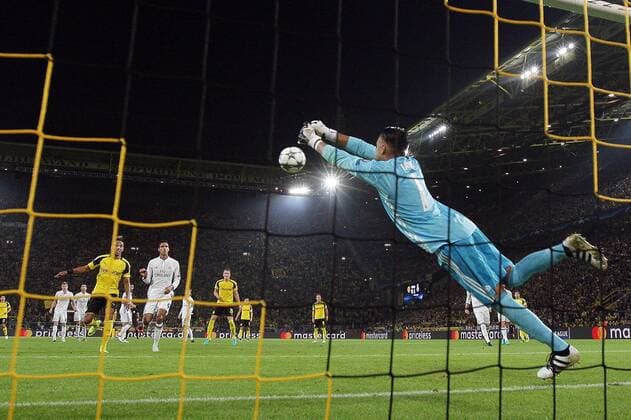 27.09.2016, xovx, Fussball UEFA Champions League, Borussia Dortmund - Real Madrid, emspor emonline, v.l. Pierre-Emerick Aubameyang (Borussia Dortmund) mit dem Tor zum 1:1, Keylor Navas (Real Madrid), Aktion. Dortmund