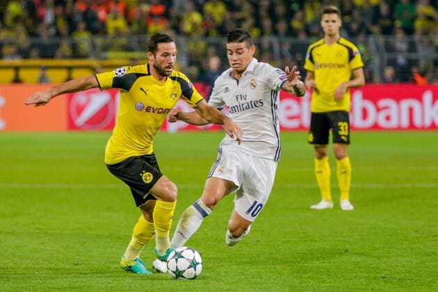 GER, Champions League, Borussia Dortmund vs Real Madrid 27.09.2016, Signal Iduna Park, Dortmund, GER, Champions League, Borussia Dortmund vs Real Madrid, im Bild picture shows Gonzalo Castro (BVB Dortmund 27) im Duell im Zweikampf mit JAMES RODRIGUEZ (Real Madrid 10), Foto@ nordphoto Rauch nordphotox xrauch