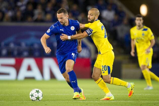 27.09.2016. King Power Stadium, Leicester, England. UEFA Champions League Football. Leicester City versus FC Porto. Andre Andre of FC Porto grapples with Danny Drinkwater of Leicester City. xGrahamxWilsonx  ActionPlus11793851