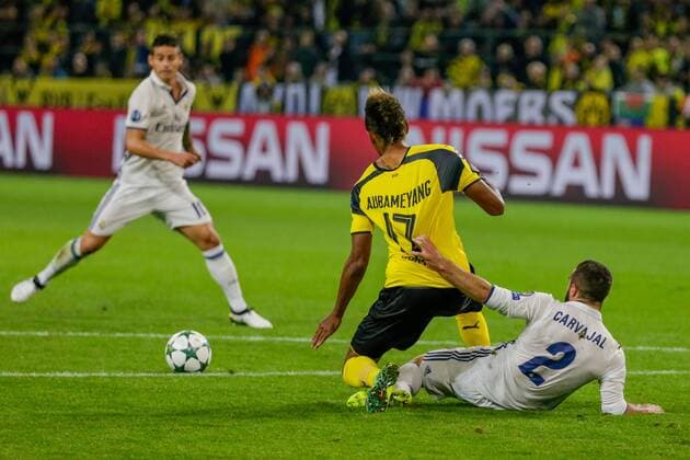 Bilder des Tages - SPORT GER, Champions League, Borussia Dortmund vs Real Madrid 27.09.2016, Signal Iduna Park, Dortmund, GER, Champions League, Borussia Dortmund vs Real Madrid, im Bild picture shows CARVAJAL (Real Madrid 2) im Duell im Zweikampf mit Pierre-Emerick Aubameyang (BVB Dortmund 17), Foto@ nordphoto Rauch nordphotox xrauch