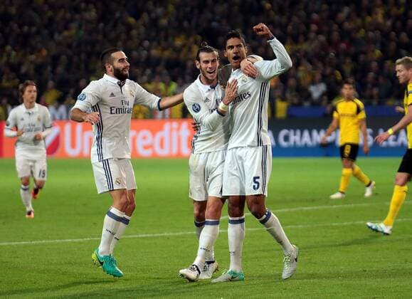 27.09.2016, xovx, Fussball UEFA Champions League, Borussia Dortmund - Real Madrid, emspor emonline, v.l. Dani Carvajal (Real Madrid), Gareth Bale (Real Madrid) und Raphael Varane (Real Madrid) bejubeln das Tor zum 1:2, Aktion. Dortmund