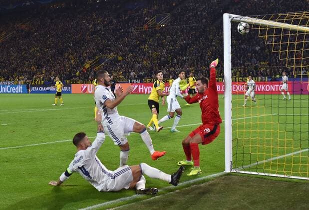 Bilder des Tages - SPORT 27.09.2016, Fussball UEFA Champions League 2016 17, Vorrunde, 2. Spieltag, Borussia Dortmund - Real Madrid, Tor Real, Karim Benzema (Real Madrid), 2. v.li., trifft nur die Torlatte und hinten staubt Raphael Varane (Real Madrid) zum 1:2 ab.