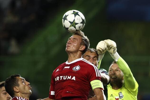 September 27, 2016 - Lisbon, Portugal - Legia Warsaw s defender Jakub Rzezniczak vies with Sporting s forward Bas Dost (2nd R) during the Champions League football match between Sporting CP and Legia Warsaw at Jose Alvalade Stadium in Lisbon on September 27, 2016. Sporting Clube de Portugal v Legia Warszawa - UEFA Champions League  - ZUMAn230
