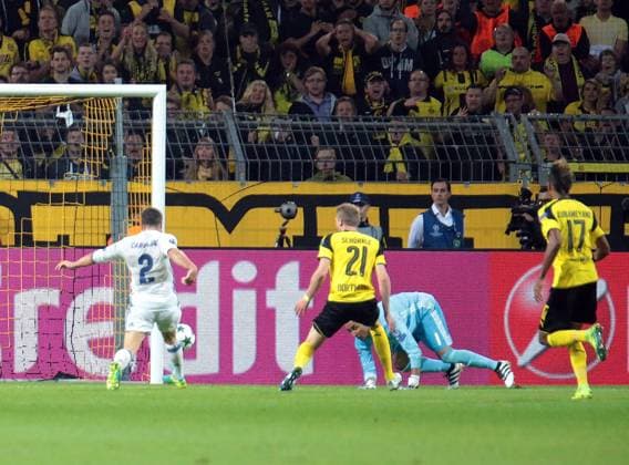 Bilder des Tages - SPORT 27.09.2016, xovx, Fussball UEFA Champions League, Borussia Dortmund - Real Madrid, emspor emonline, v.l. Dani Carvajal (Real Madrid) klaert vor Andre Schuerrle (Borussia Dortmund), Keylor Navas (Real Madrid) und Pierre-Emerick Aubameyang (Borussia Dortmund), Aktion. Dortmund