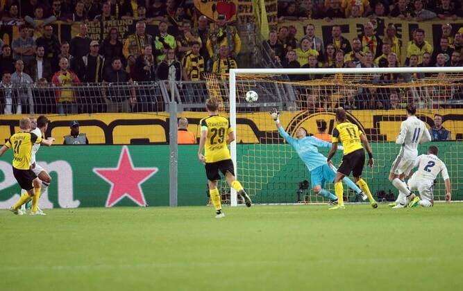 Bilder des Tages - SPORT 27.09.2016, xovx, Fussball UEFA Champions League, Borussia Dortmund - Real Madrid, emspor emonline, v.l. Andre Schuerrle (Borussia Dortmund) mit dem Tor zum 2:2, Danilo (Real Madrid), Marcel Schmelzer (Borussia Dortmund), Keylor Navas (Real Madrid), Pierre-Emerick Aubameyang (Borussia Dortmund), Gareth Bale (Real Madrid), Dani Carvajal (Real Madrid), Aktion. Dortmund