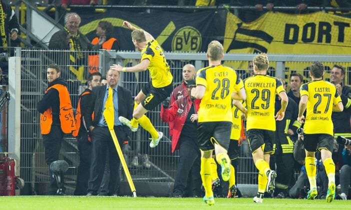 Dortmund, 27.09.2016, Signal-Iduna-Park Dortmunder Torjubel: Andre Schürrle (BvB) springt gegen die Eckfahne Borussia Dortmund - Real Madrid