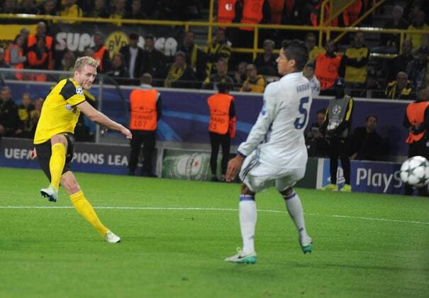 Championsleague: Borussia Dortmund - Real Madrid 27.09.2016. Tor zum 2:2 für den BvB durch Andre Schürrle. Re: Raphael Varane (Real). HM