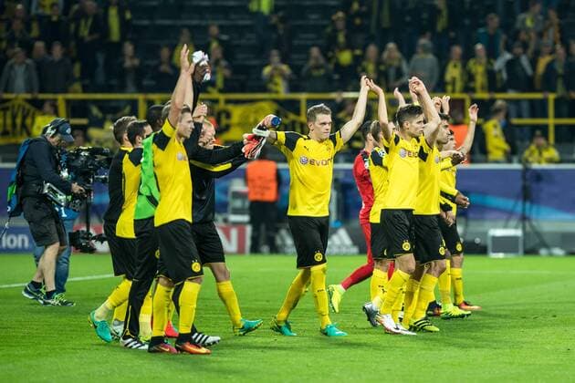 Dortmunder bei der La Ola Welle mit den Fans mit Julian Weigl (Borussia Dortmund 33) und Matthias Ginter (Borussia Dortmund 28) beim Champions League Spiel zwischen Borussia Dortmund und Real Madridl am 27.09.2016, Dortmund Copyright: xSchuelerx xEibnerx-xPressefotox EP_JSE