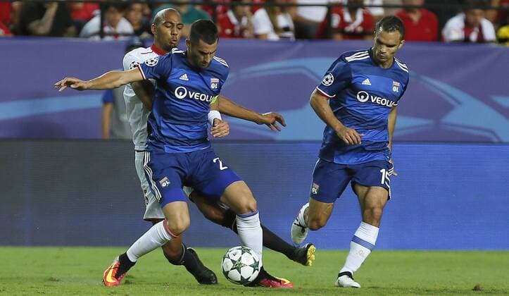 Sevilla s French midfielder Steven N Zonzi (L, back) fights for the ball with Olympique Lyon s midfielder Maxime Gonalons during the UEFA Champions League group H soccer match between Sevilla FC and Olympique Lyon played at Sanchez Pizjuan stadium in Seville, Andalusia, Spain, 27 September 2016. SEVILLA VS OLYMPIQUE LYON !ACHTUNG: NUR REDAKTIONELLE NUTZUNG!  SEV001 20160927-636106162194993326