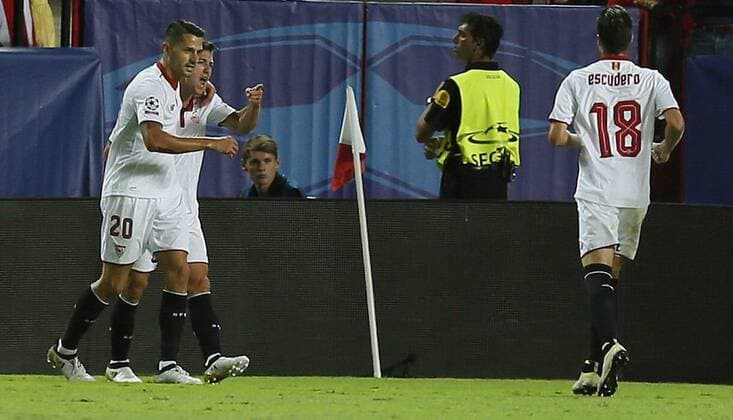Sevilla s players celebrate a goal by teammate Ben Yedder against Olympique Lyon during the UEFA Champions League group H soccer match between Sevilla FC and Olympique Lyon played at Sanchez Pizjuan stadium in Seville, Andalusia, Spain, 27 September 2016. SEVILLA VS OLYMPIQUE LYON !ACHTUNG: NUR REDAKTIONELLE NUTZUNG!  SEV001 20160927-636106162857984826
