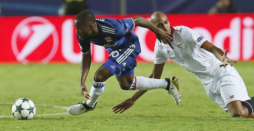Olympique Lyon s midfielder Aldo Kalulu (L) takes the ball from Sevilla s midfielder Steven N Zonzi during the UEFA Champions League group H soccer match between Sevilla FC and Olympique Lyon played at Sanchez Pizjuan stadium in Seville, Andalusia, Spain, 27 September 2016. SEVILLA VS OLYMPIQUE LYON !ACHTUNG: NUR REDAKTIONELLE NUTZUNG!  SEV001 20160927-636106164128276540