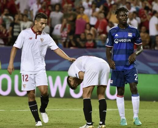 Sevilla s French striker Ben Yedder (L) comforts his teammate Victor Machin Vitolo after missing a penalty during the UEFA Champions League group H soccer match between Sevilla FC and Olympique Lyon played at Sanchez Pizjuan stadium in Seville, Andalusia, Spain, 27 September 2016. SEVILLA VS OLYMPIQUE LYON !ACHTUNG: NUR REDAKTIONELLE NUTZUNG!  SEV001 20160927-636106166787730444