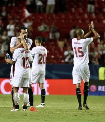 Sevilla s players celebrate their victory after the UEFA Champions League group H soccer match between Sevilla FC and Olympique Lyon played at Sanchez Pizjuan stadium in Seville, Andalusia, Spain, 27 September 2016. SEVILLA VS OLYMPIQUE LYON !ACHTUNG: NUR REDAKTIONELLE NUTZUNG!  SEV001 20160927-636106167545100734
