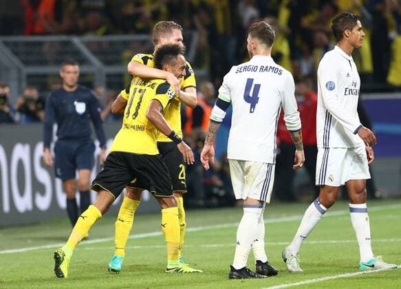 Dienstag 27.09.2016, Saison 2016 2017, UEFA Champions League, Vorrunde Gruppenphase, 2. Spieltag im Dortmunder Signal Iduna Park, BVB 09 Borussia Dortmund - Real Madrid CF 2:2, Dortmunder Torjubel zum 1:1: Pierre-Emerick Aubameyang (BVB) und Matthias Ginter (BVB), Sergio Ramos (Madrid), v.l.