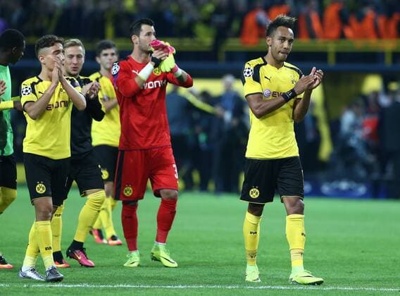 Dienstag 27.09.2016, Saison 2016 2017, UEFA Champions League, Vorrunde Gruppenphase, 2. Spieltag im Dortmunder Signal Iduna Park, BVB 09 Borussia Dortmund - Real Madrid CF 2:2, Jubel der Dortmunder Spieler nach Abpfiff: Emre Mor (BVB), Felix Passlack (BVB), Roman Bürki (Torwart, BVB) und Pierre-Emerick Aubameyang (BVB), v.l.