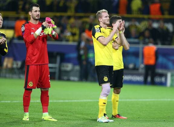 Dienstag 27.09.2016, Saison 2016 2017, UEFA Champions League, Vorrunde Gruppenphase, 2. Spieltag im Dortmunder Signal Iduna Park, BVB 09 Borussia Dortmund - Real Madrid CF 2:2, Jubel der Dortmunder Spieler nach Abpfiff: Roman Bürki (Torwart, BVB) und Andre Schuerrle (BVB), v.l.