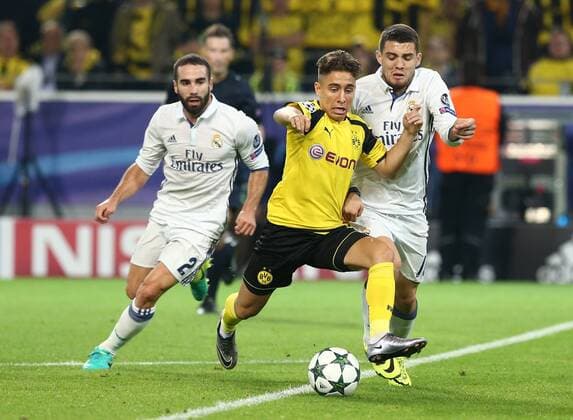 Dienstag 27.09.2016, Saison 2016 2017, UEFA Champions League, Vorrunde Gruppenphase, 2. Spieltag im Dortmunder Signal Iduna Park, BVB 09 Borussia Dortmund - Real Madrid CF 2:2, Daniel Carvajal (Madrid), Emre Mor (BVB) gegen Mateo Kovacic (Madrid), v.l.
