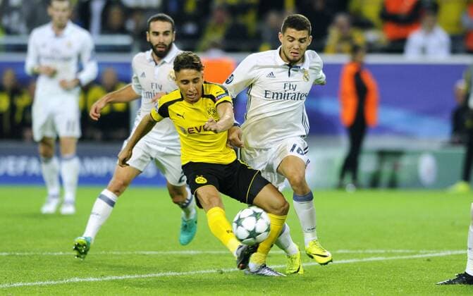Fussball, UEFA Champions League, Herren, Saison 2016 2017, Gruppe F, 2. Spieltag, Signal Iduna Park Dortmund, Bor. Dortmund (gelb) - Real Madrid (weiss) 2:2; Emre Mor (BVB), Mateo Kovacic (Real Madrid), Dani Caravajal (Real Madrid), Aktion.