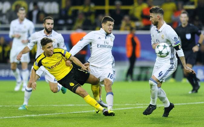 Fussball, UEFA Champions League, Herren, Saison 2016 2017, Gruppe F, 2. Spieltag, Signal Iduna Park Dortmund, Bor. Dortmund (gelb) - Real Madrid (weiss) 2:2; Emre Mor (BVB), Mateo Kovacic (Real Madrid), Sergio Ramos (Real Madrid), Dani Caravajal (Real Madrid), Aktion.