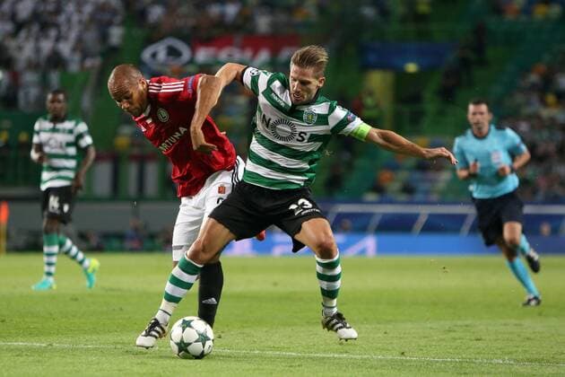 Fußball, CL, Sporting Lissabon - Legia Warschau September 27, 2016 - Lisbon, Portugal - Sporting s midfielder Adrien Silva fights for the ball with Legia Warsaw s midfielder Vadis Odjidja during the UEFA Champions League group F football match between Sporting CP and Legia Warsaw at Alvalade stadium in Lisbon, on September 27, 2016. Photo: Sporting Clube de Portugal v Legia Warszawa - UEFA Champions League  - ZUMAn230