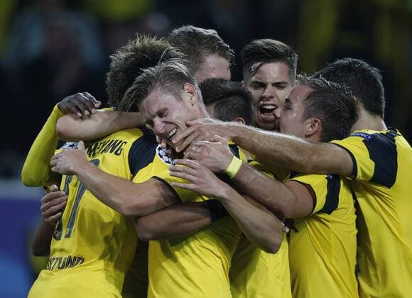 Dortmund, Deutschland, UEFA - CL , Spieltag 2 , International, Borussia Dortmund - Real Madrid 2-2 am 27. 09 .2016 im Signal Iduna Park in Dortmund Pierre-Emerick AUBAMEYANG (BVB) .li.-verdeckt - freut sich nach seinem Treffer zum 1-1 mit Lukasz PISZCZEK (BVB) 2.v.li.- und seinen restlichen Mannschaftskollegen