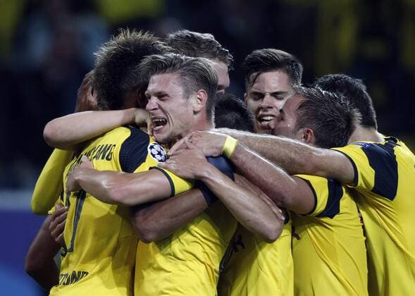Dortmund, Deutschland, UEFA - CL , Spieltag 2 , International, Borussia Dortmund - Real Madrid 2-2 am 27. 09 .2016 im Signal Iduna Park in Dortmund Pierre-Emerick AUBAMEYANG (BVB) .li.-verdeckt - freut sich nach seinem Treffer zum 1-1 mit Lukasz PISZCZEK (BVB) 2.v.li.- und seinen restlichen Mannschaftskollegen