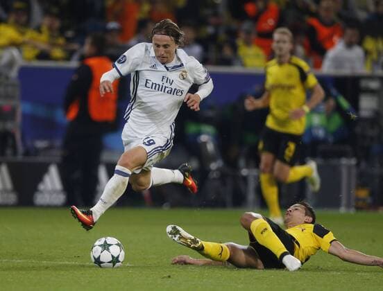 Dortmund, Deutschland, UEFA - CL , Spieltag 2 , International, Borussia Dortmund - Real Madrid 2-2 am 27. 09 .2016 im Signal Iduna Park in Dortmund Raphael GUERREIRO re.- hat Luka MODRIC (RM) li.- mit seinem Foul zu Fall gebracht