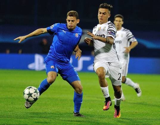 (160928) -- ZAGREB, Sept. 27, 2016 -- Paulo Dyabala of Juventus (R, front) vies with Jonas of Dinamo Zagreb during the UEFA Champions League Group H match between Dinamo Zagreb and Juventus in Zagreb, Croatia, Sept. 27, 2016. Juventus FC won 4-0. ) (SP)CROATIA-ZAGREB-UEFA CHAMPIONS LEAGUE MisoxLisanin 