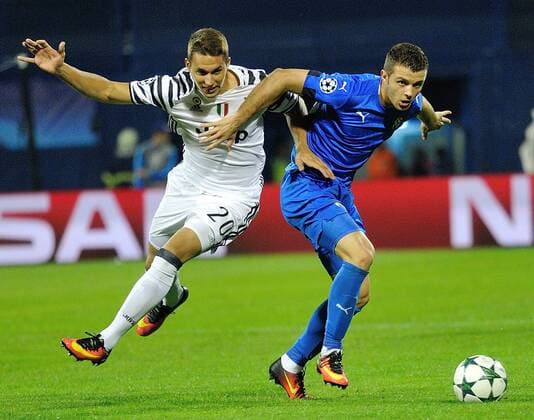 (160928) -- ZAGREB, Sept. 27, 2016 -- Marko Pjaca of Juventus (L) competes during an UEFA Champions League Group H match between Dinamo Zagreb and Juventus in Zagreb, Croatia, Sept. 27, 2016. Juventus FC won 4-0. ) (SP)CROATIA-ZAGREB-UEFA CHAMPIONS LEAGUE MisoxLisanin 