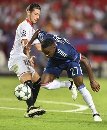 Sevilla FC - Olimpique Lyonnais ,Champions League, 27-09-206, Maxwel Cornet intenta hacerse con el balon, estadio Sanchez Pizjuan, segunda match day fase de grupo, Spain ,  xx xSevillaxFCx-xOlympiquexLyonnais,xChampionxLeaguex2016 17x