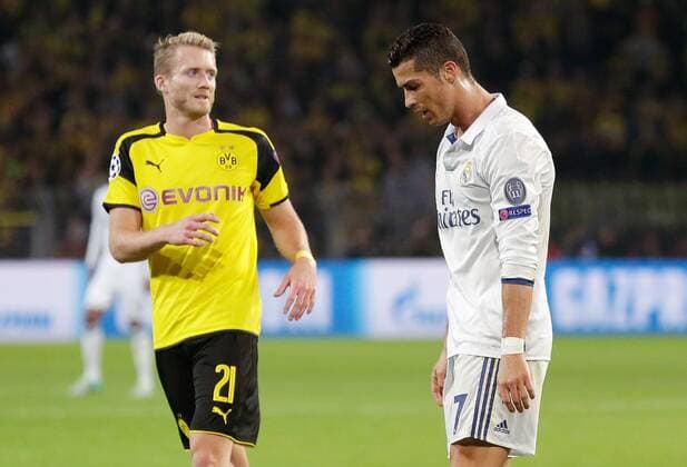FUSSBALL CHAMPIONS LEAGUE SAISON 2016 2017 GRUPPENPHASE Borussia Dortmund - Real Madrid 27.09.2016 Cristiano Ronaldo (re, Real Madrid) enttaeuscht beobachtet von Andre Schuerrle (li, Borussia Dortmund) FOTO: Pressefoto ULMER xxNOxMODELxRELEASExx 