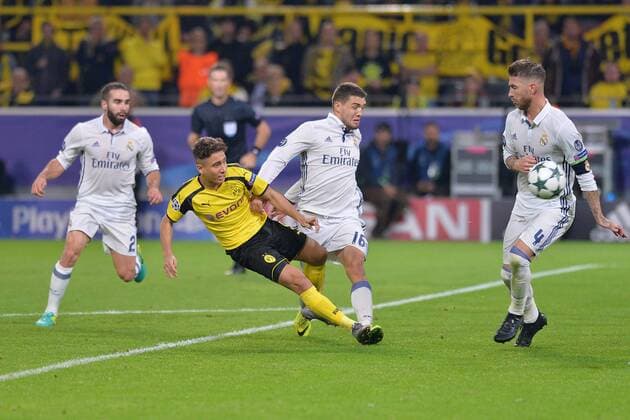 Fußball Champions League Gruppenphase 2. Spieltag Borussia Dortmund - Real Madrid am 27.09.2016 im Signal Iduna Park in Dortmund Dani Carvajal ( Madrid ), links - Emre Mor ( Dortmund ), vorne - Mateo Kovacic ( Madrid ), hinten - Sergio Ramos ( Madrid ), rechts xJKx