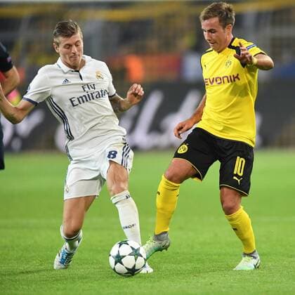 Fussball, UEFA Champions League, Saison 2016 2017, Spieltag 2, Borussia Dortmund vs Real Madrid CF, 27.09.2016, BVB Stadion Dortmund, Toni Kroos Real Madrid, Mario Götze BVB, Aktion Einzelbild