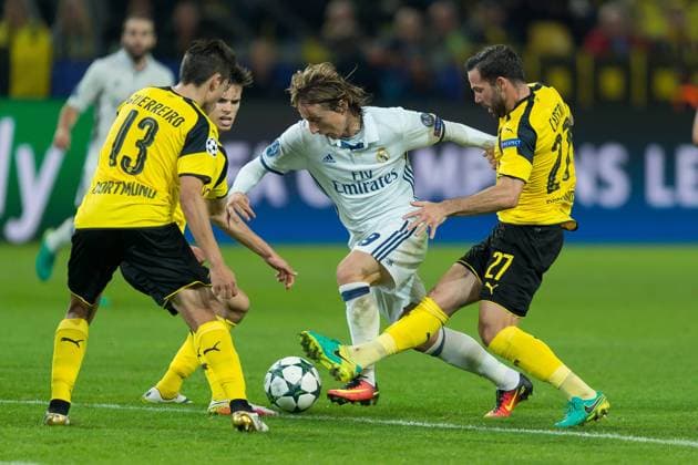 Dortmund, Germany 27.09.2016, UEFA Champions League - 2016 17 Season, Group F - Matchday 2, BV Borussia Dortmund - Real Madrid, 2:2, Raphael Guerreiro (BVB), Julian Weigl (BVB) gegen Luka Modric (Real Madrid), Gonzalo Castro (BVB) ( DeFodi001