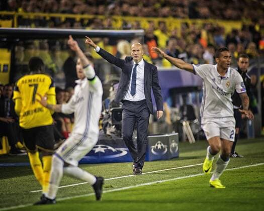 Trainer Zinedine Zidane (Real) zeigt die Richtung an 27.09.2016, Dortmund, Borussia Dortmund vs. Real Madrid Â