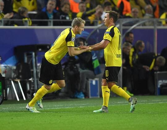 27.09.2016, Fussball UEFA Champions League 2016 17, Vorrunde, 2. Spieltag, Borussia Dortmund - Real Madrid 2:2, Spielerwechsel, Andre Schuerrle, Andre Schürrle (Borussia Dortmund), li., kommt fuer Mario Goetze, Mario Götze (Borussia Dortmund)