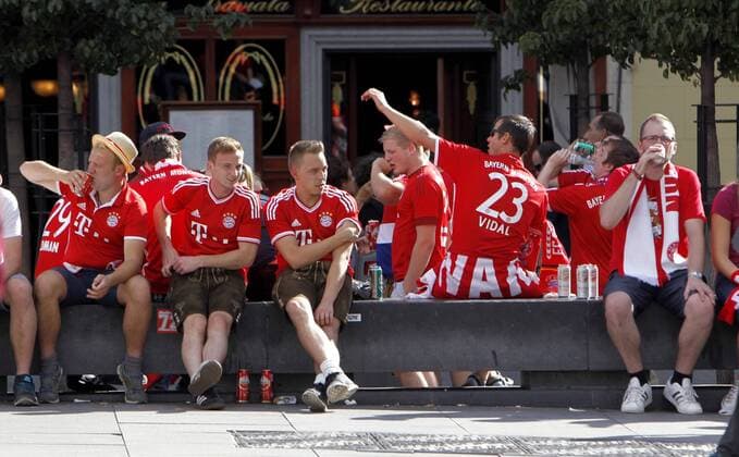 Fußball, CL, Atletico Madrid - Bayern München, Bayern Fans in der Innenstadt von Madrid Bayer Munich s supporters gather at Plaza de la Opera in Madrid, Spain, 28 September 2016. Bayer Munich will face Atletico Madrid in an UEFA Champions League group D match at Vicente Calderon Stadium on 28 September. BAYERN MUNICH S SUPPORTES IN MADRID !ACHTUNG: NUR REDAKTIONELLE NUTZUNG!  GRA295 20160928-636106842716212281