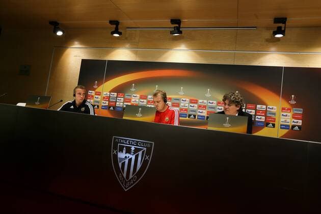 SOCCER - UEFA EL, Bilbao vs Rapid BILBAO,SPAIN,28.SEP.16 - SOCCER - UEFA Europa League, group stage, Athletic Club Bilbao vs SK Rapid Wien, preview, press conference PK Pressekonferenz of Rapid. Image shows Christopher Dibon (Rapid), head coach Mike Bueskens (Rapid) and press officer Peter Klinglmueller (Rapid). Keywords: Wien Energie. GEPAxpictures xPhilippxBrem