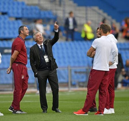 28.09.2016, Fussball Champions-League 2016 2017, Vorrunde 2.Spieltag, Atletico Madrid - FC Bayern München, im Estadio Vicente Calderon, Madrid. Trainer Carlo Ancelotti (2.v.li, FC Bayern München) vor dem Spiel auf dem Platz mit Co-Trainer Paul Clement (li, FC Bayern München). 