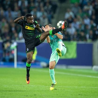 Ibrahima Traore (Borussia Moenchengladbach 16) im Zweikampf gegen Jordi Alba FC Barcelona Barca 18) beim Champions League Spiel zwischen Borussia Moenchengladbach und dem FC Barcelona 28.09.2016 Moenchengladbach Copyright: xSchuelerx xEibnerx-xPressefotox