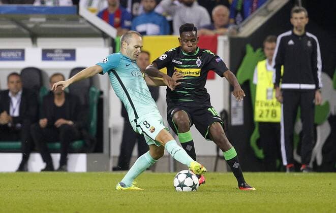Andres Iniesta FC Barcelona Barca (L) challenges Ibrahima Traore (Bor. Moenchengladbach) during the Championsleague between Borussia Moenchengladbach and FC Barcelona, Borussiapark in Moenchengladbach on September 28., 2016. Borussia Mönchengladbach vs. FC Barcelona in der Champions League der Saison 2015 2016 am 28. September 2016.