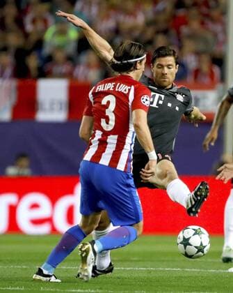 Bayern s Spanish midfielder Xabi Alonso (R) fights for the ball with Atletico s Portuguese defense Filipe Luis during the UEFA Champions League second journey match between Atletico de Madrid and Bayern Munich, at Vicente Calderon stadium in Madrid, Madrid s Community, Spain, 28 September 2016. ATLETICO MADRID VS. BAYERN MUNICH !ACHTUNG: NUR REDAKTIONELLE NUTZUNG!  MAD003 20160928-636106944686407544