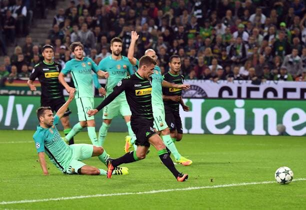 28.09.2016, xjhx, Fussball UEFA Europa League, Borussia Moenchengladbach - FC Barcelona Barca emspor , v.l. Thorgan Hazard (Borussia Mönchengladbach) Goal scored, Tor zum 1:0 Moenchengladbach