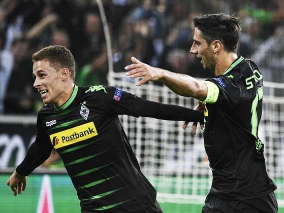 Fußball, CL, Borussia Mönchengladbach - FC Barcelona, Thorgan Hazard erzielt die Führung Borussia Park Mönchengladbach 28.9.2016, UEFA Champions League Saison 2016 17 2. Spieltag, Borussia Mönchengladbach (Moenchengladbach, Gladbach) vs FC Barcelona Barca --- Thorgan Hazard (Gladbach, li.) jubelt nach seinem Tor mit Lars Stindl (MGLB)