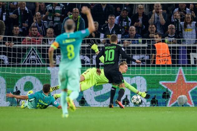 Thorgan Hazard (Borussia Moenchengladbach 10) mit dem Fuehrungs Tor zum 1:0 gegen Torwart Marc-Andre ter Stegen FC Barcelona Barca 1) beim Champions League Spiel zwischen Borussia Moenchengladbach und dem FC Barcelona 28.09.2016 Moenchengladbach Copyright: xSchuelerx xEibnerx-xPressefotox