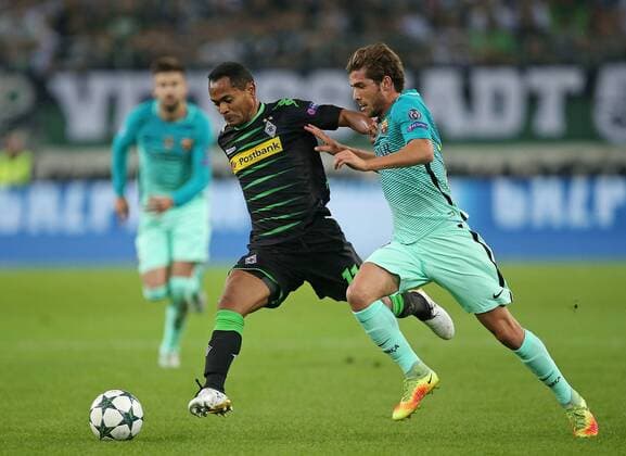 28.09.2016, Fussball UEFA Champions League 2016 2017, Gruppenphase, 2.Spieltag, Borussia Mönchengladbach - FC Barcelona Barca im Borussia-Park Mönchengladbach. v.l. Raffael (Gladbach) gegen Sergi Roberto (FC Barcelona) 