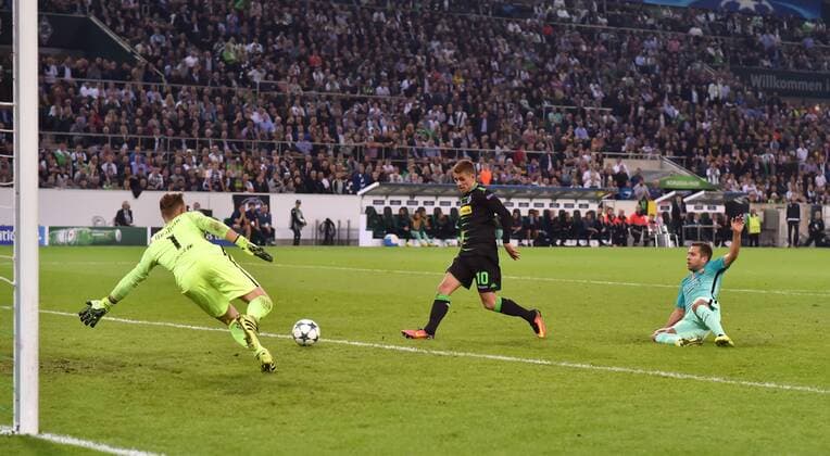 28.09.2016, Fussball UEFA Champions League 2016 17, Vorrunde, 2. Spieltag, Borussia Moenchengladbach - FC Barcelona Barca Thorgan Hazard (Borussia Moenchengladbach), mi., erzielt gegen Torwart Marc Andre ter Stegen (FC Barcelona) das Tor zum 1:0