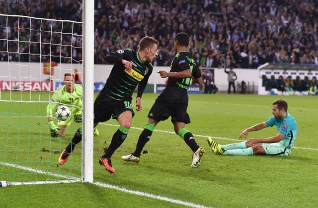 Fußball, CL, Borussia Mönchengladbach - FC Barcelona, Thorgan Hazard erzielt die Führung 28.09.2016, Fussball UEFA Champions League 2016 17, Vorrunde, 2. Spieltag, Borussia Moenchengladbach - FC Barcelona Barca Tor 1:0, v.li., Torwart Marc Andre ter Stegen (FC Barcelona), Thorgan Hazard (Borussia Moenchengladbach), Raffael (Borussia Moenchengladbach),